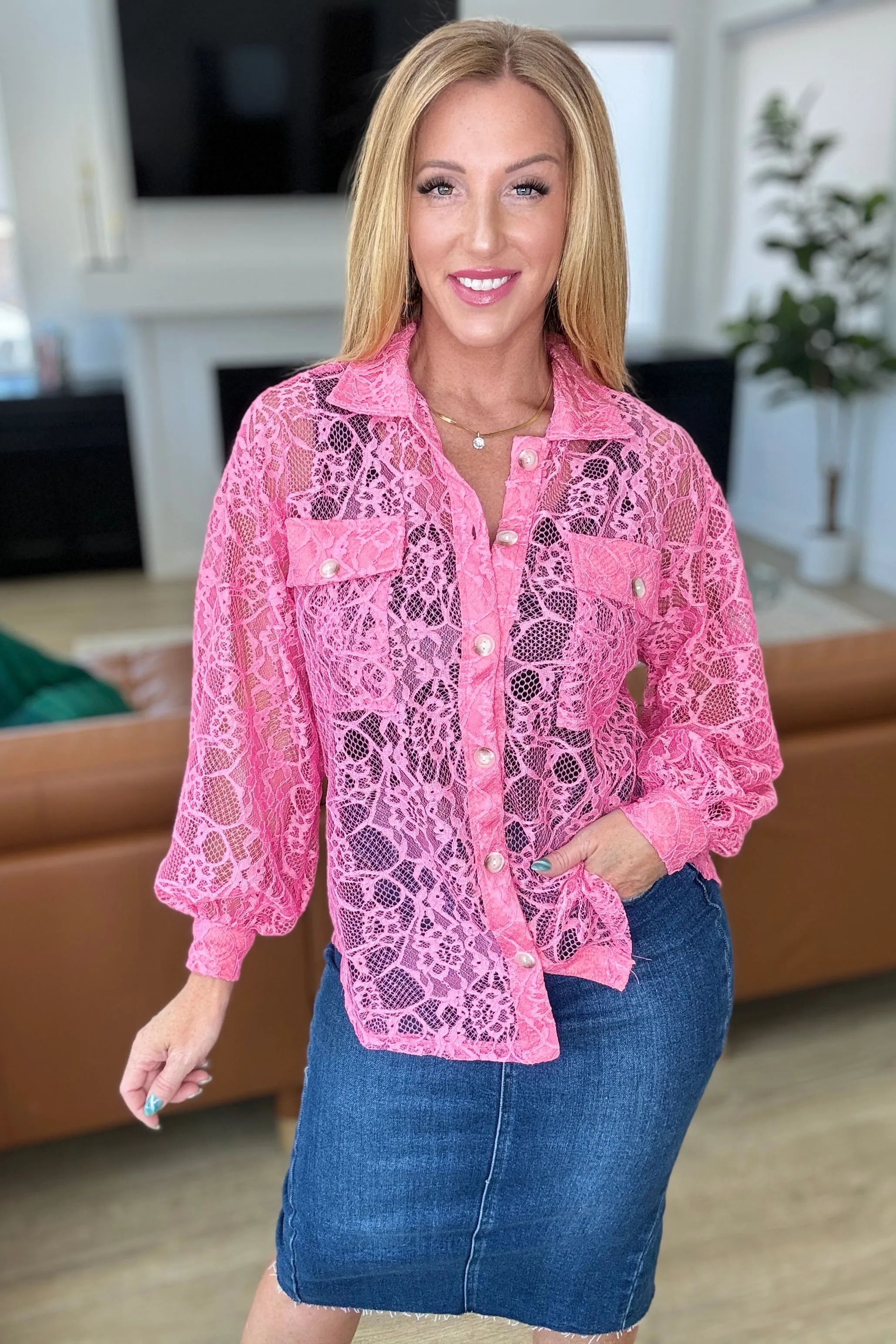 Chic lace button-up shirt in pink